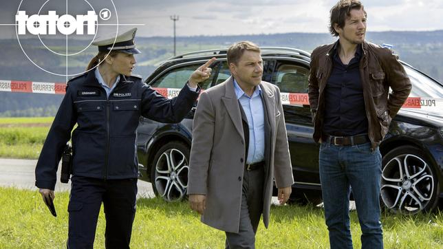 Die Kommissare Lannert (Richy Muller) und Bootz (Felix Klare) erreichen den Tatort und informieren sich bei Polizistin (Julischka Eichel).