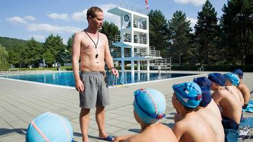 Der Schwimmtrainer Micha Siebert (Niels Bruno Schmidt) schwört seine Jungs auf den nächsten Wettbewerb ein.