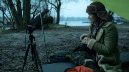 Die Bloggerin Charlie (Stefanie Stappenbeck) beginnt die Anmoderation ihres Videos im winterlichen Grunewald.