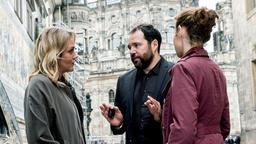 Die Ermittlerinnen Heni Sieland (li, Alwara Höfels) und Karin Gorniak (re, Karin Hanczewski) im Gespräch mit Magnus Cord (mi, Daniel Wagner).