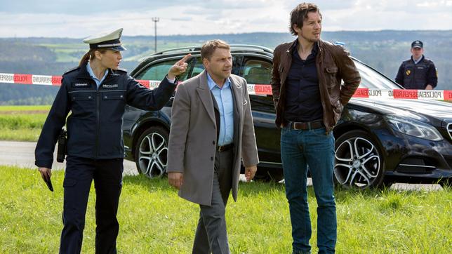 Bild: SWR/Julia von Vietinghoff Die Kommissare Lannert (Richy Muller) und Bootz (Felix Klare) erreichen den Tatort und informieren sich bei einer Polizistin (Julischka Eichel).