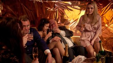 Bild: rbb/Reiner Bajo Die minderjährige Jodie (Nele Schepe, re.) arbeitet als Prostituierte im Bordell der "Amor Boys".