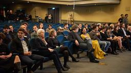 Im Berlinale Kino: Regisseur Sebastian Marka neben seiner Hauptdarstellerin Meret Becker (gelbes Kleid) und Komparsen.