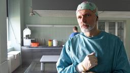 Ebola! Gerichtsmediziner Kreindl (Günter Franzmeier) findet das Virus in der Leiche.