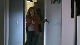 Ellen (Heike Makatsch) und Martin (Sebastian Blomberg) dringen in die Wohnung des vermeintlichen Erpressers ein.