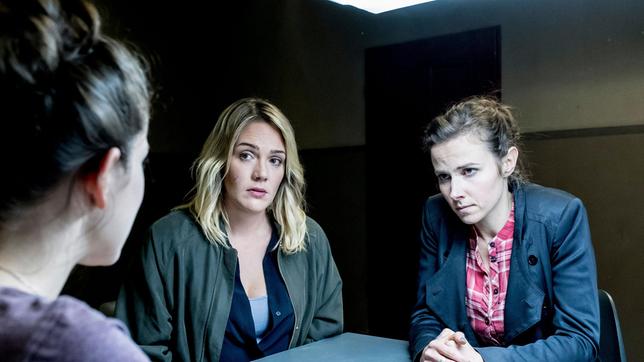 Emilia (li, Caroline Hartig) wird von  den Ermittlerinnen Heni Sieland (mi, Alwara Höfels) und Karin Gorniak (re, Karin Hanczewski) befragt.