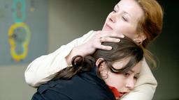 Erschüttert nimmt Ingrid Kubek (Petra Morzé) ihre gerettete Tochter Bianca (Pippa Galli) in die Arme.