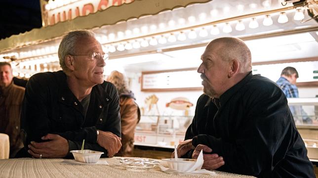 Bild: WDR/Martin Valentin Menke Feierabend: Max Ballauf (Klaus J. Behrendt, l) und Freddy Schenk (Dietmar Bär, r) an der Wurstbraterei.