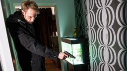 Tatort - Das Haus am Ende der Straße: Nico Sauer (Maik Rogge) mit einer Waffe.