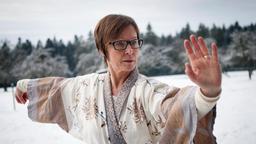 Frau Keller (Annalena Schmidt) nutzt das Wochenende für ausführliche Tai Chi-Übungen im Schnee.