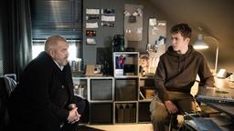 Freddy Schenk (Dietmar Bär, l) im Gespräch mit Vincent Brettschneider (Linus Moog), dessen Opa Klaus Brettschneider als Paketzusteller in der Spedition von "Frachtdienste Jäger" arbeitet.