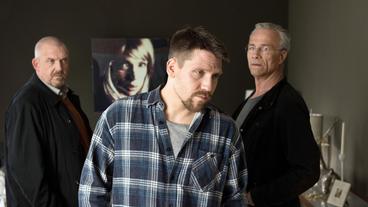 Bild: WDR/Martin Valentin Menke Freddy Schenk (Dietmar Bär, l) und Max Ballauf (Klaus J. Behrendt, r) befragen Lars Baumann (Hanno Koffler, M). Er soll mit der verstorbenen Marion Faust eine heftige Auseinandersetzung gehabt haben – kurz, bevor sie von ihrem Balkon stürzte.