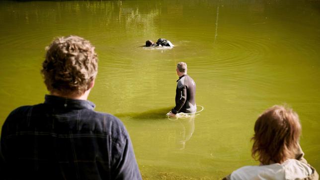 Bild: SWR/Benoît Linder Friedemann Berg (Hans-Jochen Wagner) und Franziska Tobler (Eva Löbau) im Einsatz am Waldsee, weil dort eine Leiche geborgen wurde.
