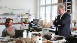Moritz Eisner und die Archäologin Prof. Thiele-Voss besprechen den Fall
