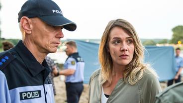 Henni Sieland (Alwara Höfels) und Schwimmtrainer Micha Siebert (Niels Bruno Schmidt) warten darauf, dass Stefan Krüger seinen ermordeten Sohn identifiziert.