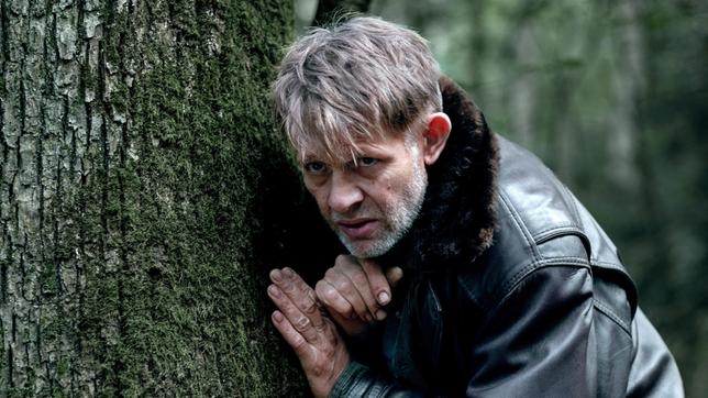 Bild: ARD Degeto/SRF/Sava Hlavacek Im Wald untergetaucht: Lars Diener (Marcus Signer)