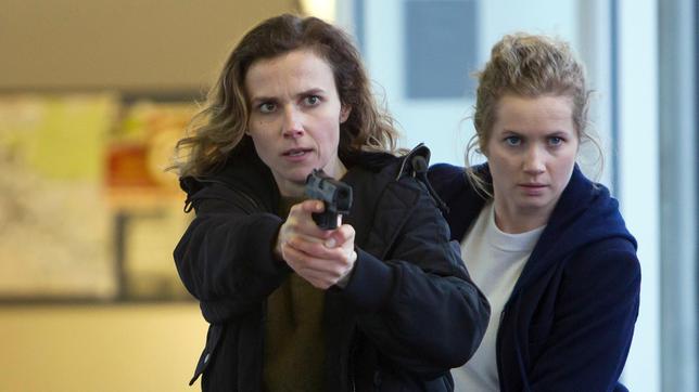 Bild: MDR/MadeFor/Daniela Incoronato Karin Gorniak (Karin Hanczewski, li.) mit vorgezogener Waffe, dahinter Leo Winkler (Cornelia Gröschel).