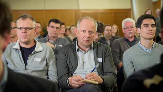 Kommissar Borowski (Axel Milberg, Mitte) kann sich vor Hunger kaum auf das Seminar konzentrieren.