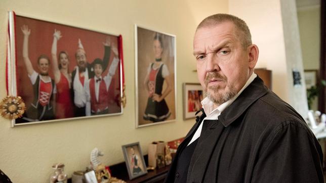 Bild: WDR/Martin Menke Kommissar Freddy Schenk (Dietmar Bär) ermittelt im Haus von Familie Pösel. Karneval ist hier alles, auch nach dem Selbstmord von Tochter Evelyn.