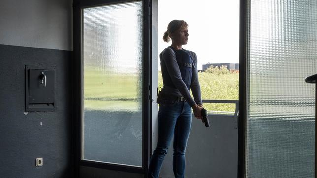 Bild: NDR/Marion von der Mehden Kommissarin Julia Grosz (Franziska Weisz) ist auf alles gefasst.