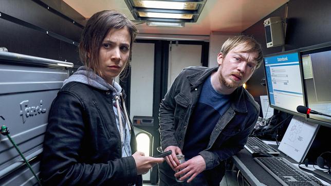 Bildquelle: WDR/ Frank Dicks Kommissarin Nora Dalay (Aylin Tezel, l) mit dem IT-Experten des SEK: Mikey (Tino Mewes, r) ist dem Attentäter auf der Spur – und folgt seinen Spuren im Netzwerk der Bank.