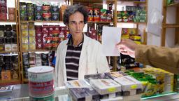 Lebensmittelhändler Adil Faras (Asad Schwarz) will seine Ruhe im Viertel. Die Person auf dem Foto kennt er angeblich nicht.