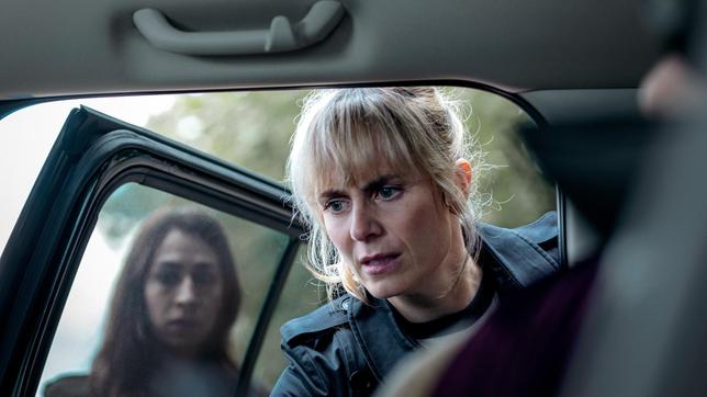 Bild: ARD Degeto/SRF/Sava Hlavacek Machen eine erschütternde Entdeckung am Tatort: Kommissarin Tessa Ott (Carol Schuler) und ihre Kollegin Isabelle Grandjean (Anna Pieri Zuercher, re.)