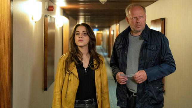 Bild: NDR/Christine Schroeder Mila Sahin (Almila Bagriacik) und Klaus Borowski (Axel Milberg) auf Zeugensuche.