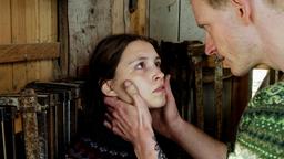 Mit einer Mischung aus Verführung und verkappter Drohung hält Torsten (David Zimmerschied) die junge Mechthild (Janina Fautz) zum Schweigen an.