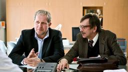 Moritz Eisner (Harald Krassnitzer) und sein Kollege Weiler (Heribert Sasse) befragen die Klinikchefin.