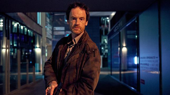 Bildquelle: WDR/ Frank Dicks Nicht weit entfernt vom Tatort entdeckt Kommissar Peter Faber (Jörg Hartmann) ein Büro, in dem spät in der Nacht gearbeitet wird.