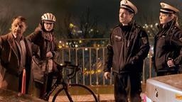 Nika Banovic (Mimi Fiedler) ist mit dem Fahrrad zum Stau geeilt, um Thorsten Lannert (Richy Müller) bei der Analyse der Indizien zu unterstützen, die Einsatzleiter Stolle (Bernd Gnann) und Polizistin Schreier aufgetan haben.