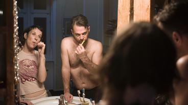 Bild: rbb Nina Rubin (Meret Becker) und ihr Mann Viktor (Aleksandar Tesla) bei abendlichem Ritual im Bad.