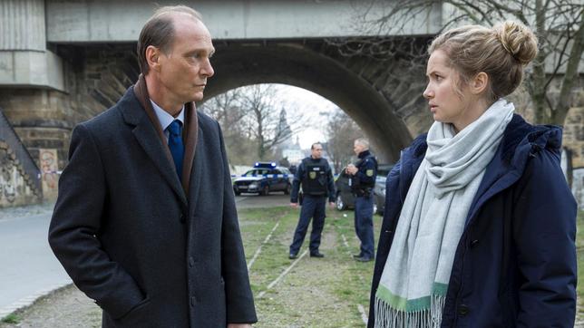 Bild: MDR/MadeFor/Daniela Incoronato Peter Michael Schnabel (Martin Brambach) und Leo Winkler (Cornelia Gröschel) am Tatort an den Elbbrücken.
