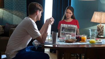 René Zernitz (Benjamin Lillie) und seine Freundin Jennifer Wolf (Alice Dwyer) sprechen am Frühstückstisch über den ermordeten Rico Krüger.