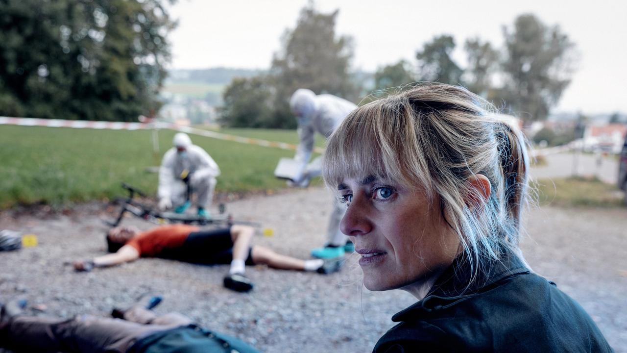 Tatort im Zürcher Oberland mit drei Toten: Kommissarin Isabelle Grandjean (Anna Pieri Zuercher)