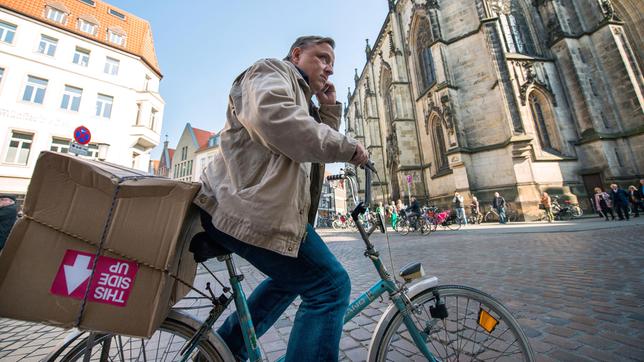Tatort Münster – Mord ist die beste Medizin: Kommissar Frank Thiel (Axel Prahl) fährt mit dem Fahrrad durch Münster.