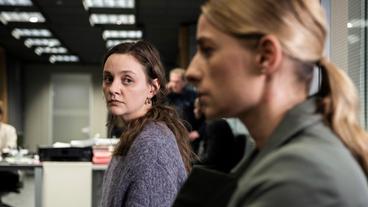 Bild: WDR/Bavaria Fiction GmbH/Thomas Kost Treffen sich im Präsidium: Jana Künitz (Mathilde Bundschuh, l) war 14, als sie mit dem Mann von Simone Retzlaff (Antje Hamer, r) eine "Beziehung" hatte.
