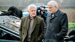 Die Kriminalhauptkommissare Ivo Batic (Miroslav Nemec) und Franz Leitmayr (Udo Wachtveitl) glauben nicht, dass es sich um einen einfachen Autounfall handelt.
