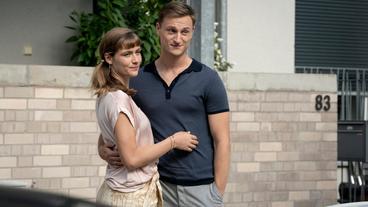 Bild: WDR/Bavaria Fiction GmbH/Thomas Kost Was will man mehr: Silvie Andersen (Roxana Sophie Pfennigstorf) hat einen erfolgreichen Mann, keine Geldsorgen und obendrein eine schöne Wohnung mit Blick über die Stadt.