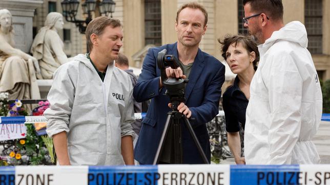 Bild: rbb/Volker Roloff Karow und Rubin mit den Kollegen der Spurensicherung