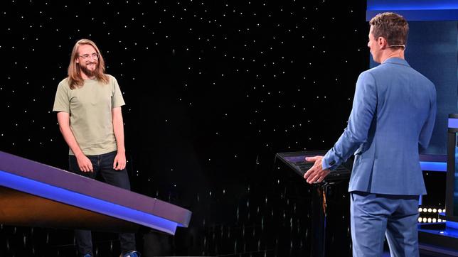Bild: ARD/Uwe Ernst Moderator Alexander Bommes mit dem Kandidaten Edward Rullmann.