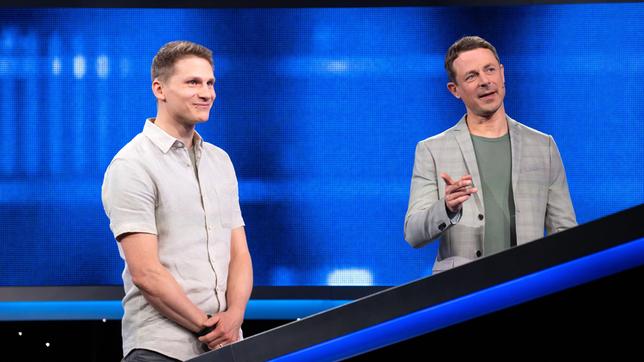Bild: ARD/Markus Hertrich Moderator Alexander Bommes mit dem Kandidaten Erik Sparn-Wolf.