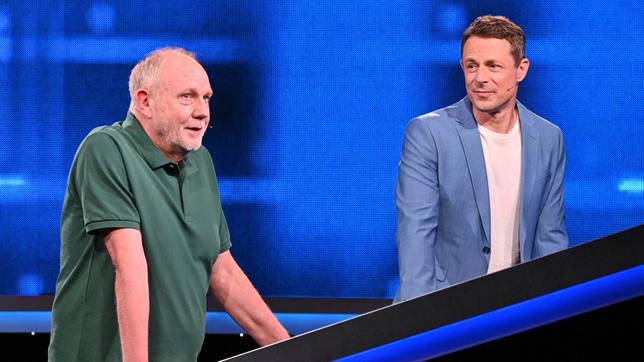 Bild: ARD/Uwe Ernst Moderator Alexander Bommes mit dem Kandidaten Hugo Feyka.