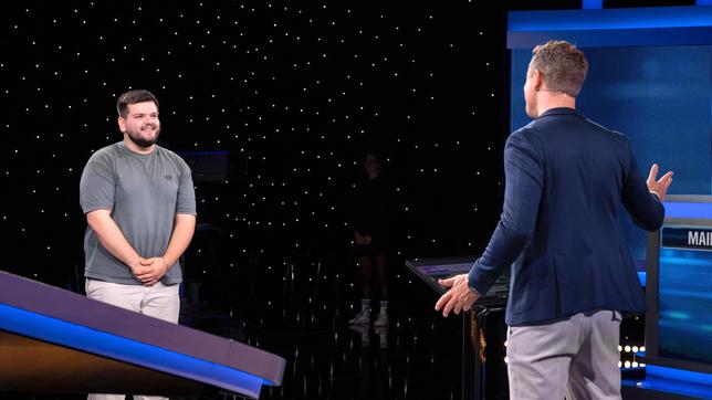 Bild: ARD/Uwe Ernst Moderator Alexander Bommes mit dem Kandidaten Kevin Klasen.