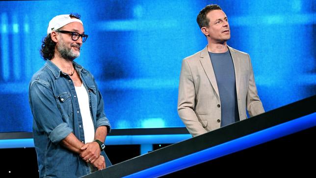 Bild: ARD/Uwe Ernst Moderator Alexander Bommes mit dem Kandidaten Stefan Schwettmann.