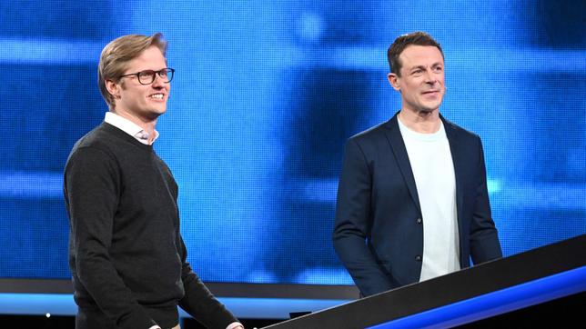 Bild: ARD/Uwe Ernst Moderator Alexander Bommes mit dem Kandidaten Vincent-Manuel Bury.