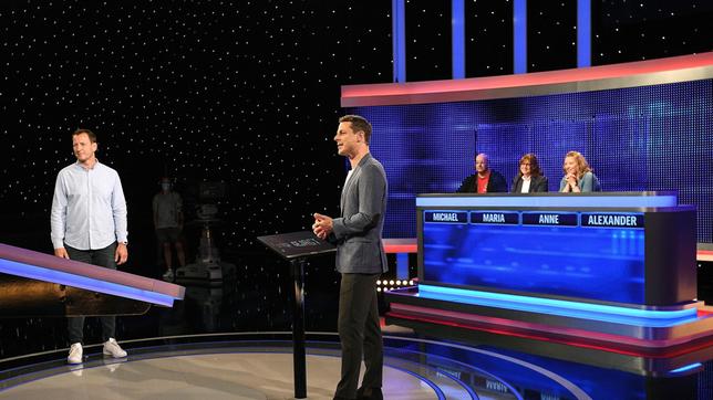 Moderator Alexander Bommes mit den Kandidaten: Alexander Hanke, Michael Fucker, Maria Jose Montoro Fernandez und Anne Nelles.