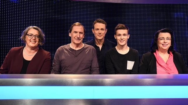 Bildquelle: ARD/ Uwe Ernst Moderator Alexander Bommes mit den Kandidaten: Andrea Ptok, Dieter Reuter, Jakob Flemming und Bettina Heese.