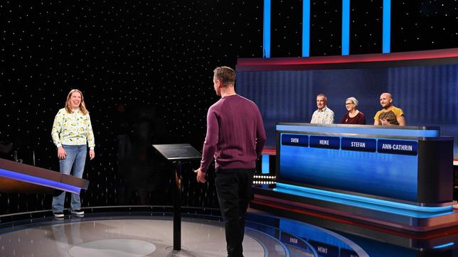 Bild: ARD/Uwe Ernst Moderator Alexander Bommes mit den Kandidaten: Ann-Cathrin Hebel, Sven Möller, Heike Pienkoß und Stefan Schiefelbein.